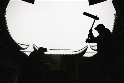 Quzhou Jiangshan City Da Chen Cun Wang's ancestral hall, two villagers were playing Ma fried rice cake.