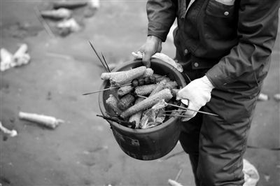 Yesterday, the sanitation workers out of a total of more than ten thousand eat corn cob