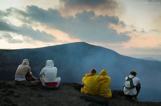 在瓦努阿图亲近火山