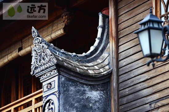 虽经过了现代修复，当地的建筑还是极好的保存了当初的风格特点