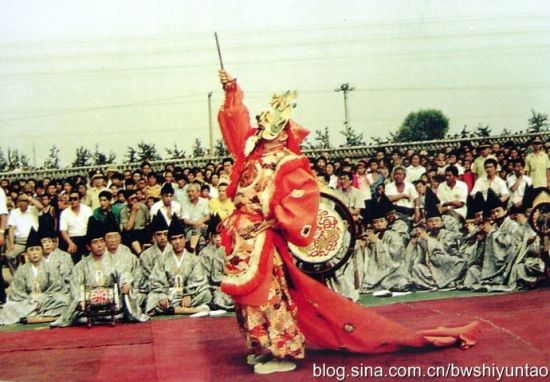 由日本的一个雅乐团在兰陵王的墓前演奏了此曲