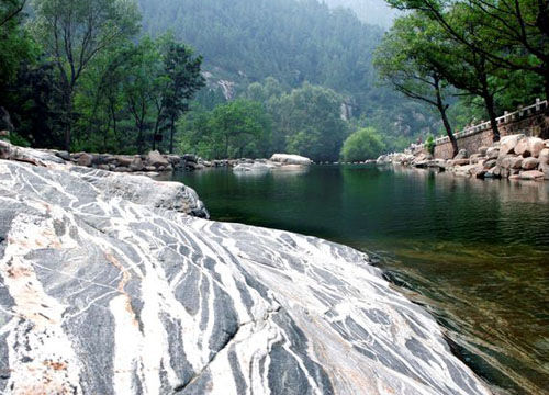 彩石溪 带不走的泰山石敢当风光