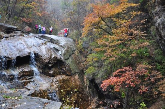 驼梁山北距佛教圣地五台山45公里,南距革命圣地西柏坡75公里