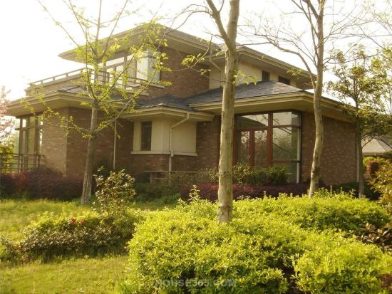 第一天徒步游玩南山路,一路从太子湾公园走到湖滨路,第二天从湖滨路出发,租上三辆自行车,和小伙伴们向灵隐寺方向骑行,两天时间把西湖转了个圈。 早晨,湖滨路上私人自行车租赁摊点早早开门,当时,租金十分便宜,每辆车10元骑3小时,超时按小时加钱。但那次,我们早晨7点租的车,下午5点还车,并没另外计费,加上一天沿途的美景,到现在朋友间每每提及那次旅行,都说那是玩得最爽的一次。 原本我们计划坐公交车到灵隐寺,看见路边出租自行车,便心血来潮租下三辆向灵隐寺骑去。从湖滨路拐到北山路,一路上佛寺道观、名人建
