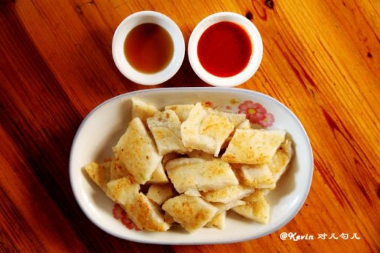 潮汕地区食物的特色在于很重视配酱料，咸酸甜辣，各有讲究。一种菜配一小碟酱，比只用酱油和醋的其他地 方菜系考究得多。