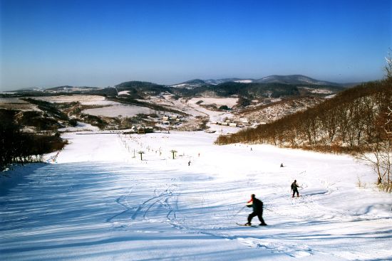 长春莲花山滑雪场于11月23日开滑