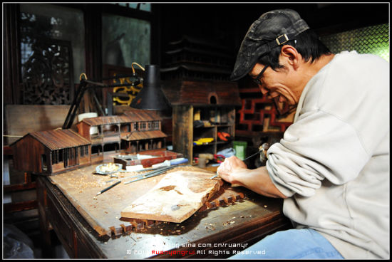 探访大隐同里的木匠潘 刀斧间雕刻江南古镇