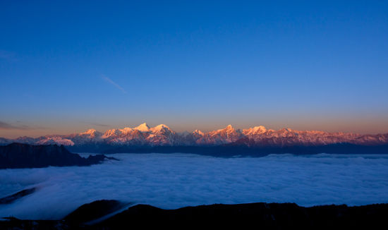 境似蓬莱牛背山 置身云端望尽蜀中名山