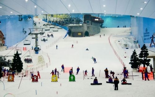 走进迪拜滑雪场 感受冰火两重天