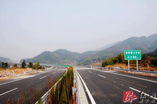 图为新建成的洞新高速公路.(杨坚 摄)