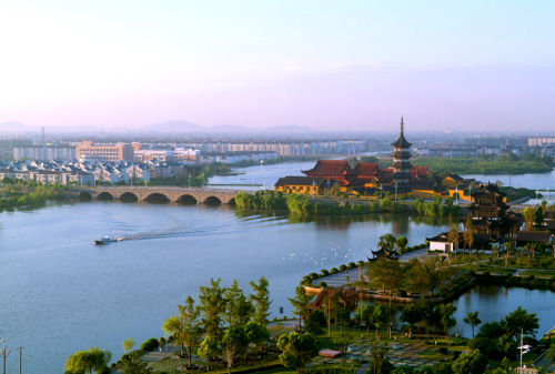 梦栖九龙山东湖水 心泊平湖山水碧连天(组图)