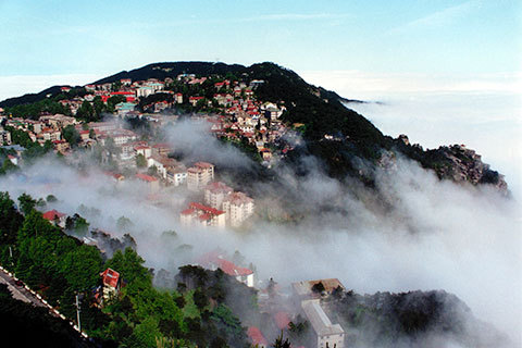 因为牯岭街地处于庐山风景区的中心,所以它成为了通往山顶各风景点