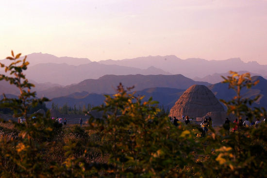 夕阳中的西夏王陵李元昊最后的尘土归宿