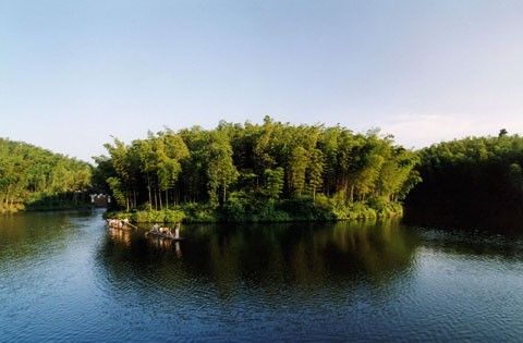 青龙湖位于竹海东大门的插旗山