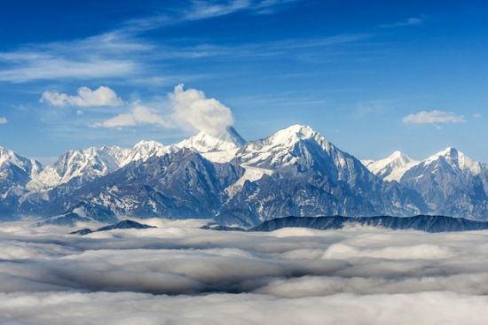 大气磅礴牛背山 漫看天边云卷云舒