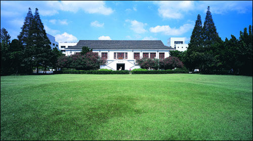 恢宏开阔的高校校园相比,占地近140公顷的复旦大学校园,集中体现着