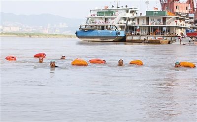 游泳达人的 奇幻漂流 : 8天从乐山漂游到重庆