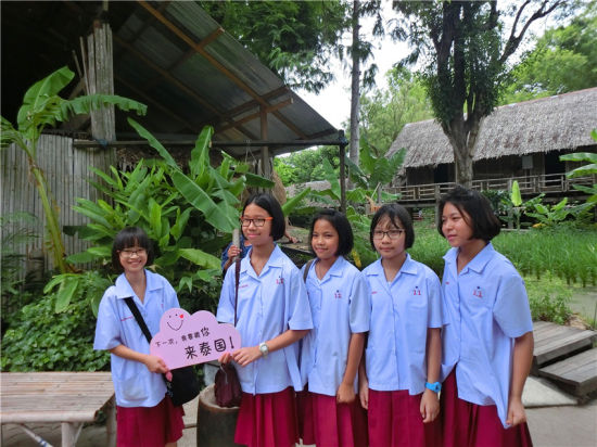 每次看到泰国的学生妹妹都会想起曾经热播的《初恋那件小事》