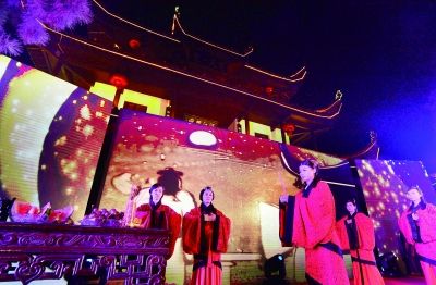 9月8日中秋之夜，身着汉服的青年男女在进行传统拜月仪式表演。 记者 徐行 摄