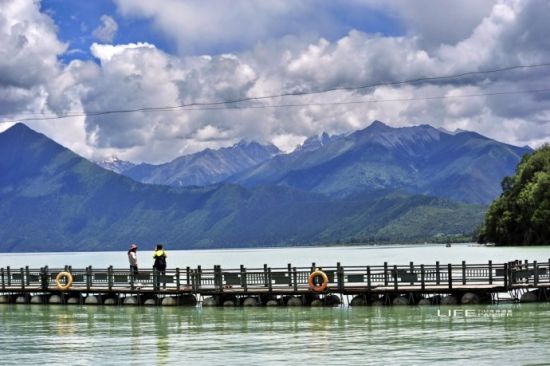 绿色的巴松措，千年的措宗寺
