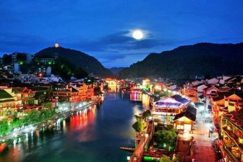 新浪旅游配图:在凤凰古城赏月 新浪旅游配图:在凤凰古城赏月