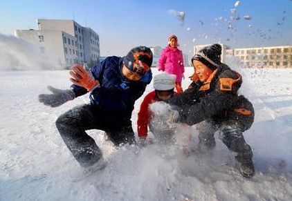 打雪仗图片