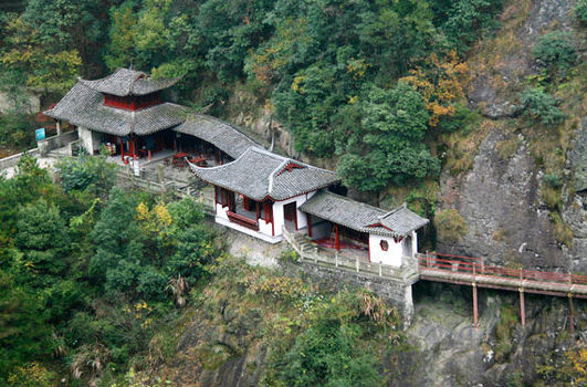 快来建德享受冬天吧   玉泉寺坐落于建德市梅城镇北乌龙山南麓,距今