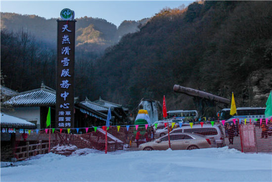 冬游神农架 滑雪赏景品民俗一网打尽