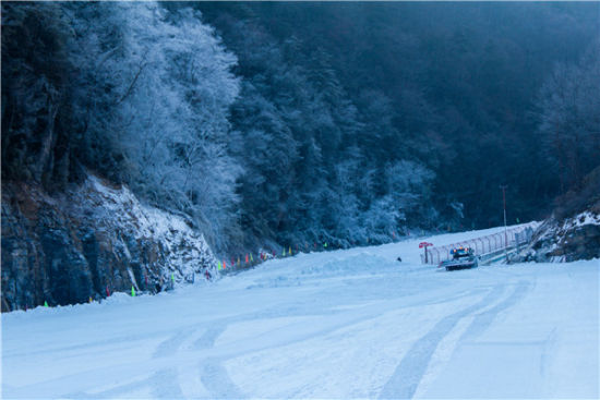 冬游神农架 滑雪赏景品民俗一网打尽
