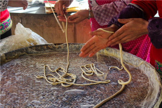 冬游神农架:打年货感受土家民俗