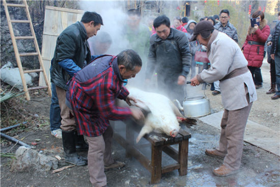 冬游神农架:打年货感受土家民俗