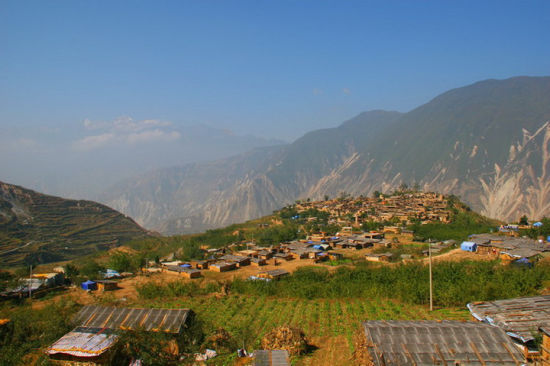 新浪旅游 微博|2015年01月22日15:12    萝卜寨·四川     镶嵌在