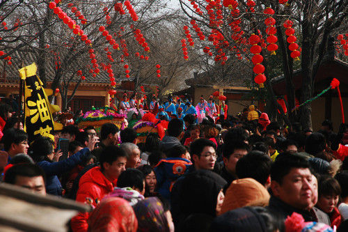 至正月二十一还有开封龙亭公园举行的大型灯会和翰园春节祭祖大庙会