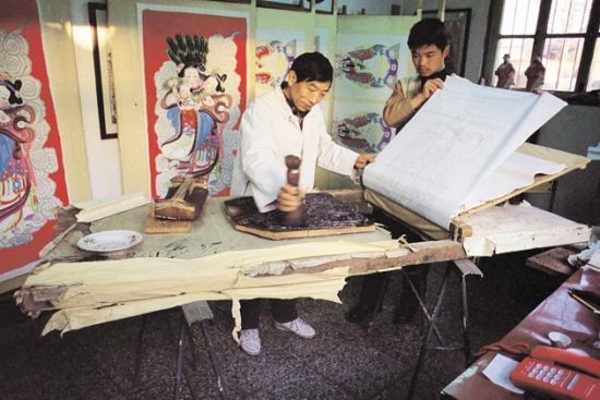 杨柳青年画为中国著名的民间木版年画。与苏州桃花坞年画并称南桃北柳。杨柳青年画继承了宋、元绘画的传统,吸收了明代木刻版画、工艺美术、戏剧舞台的形式,采用木版套印和手工彩绘相结合的方法,创立了鲜明活泼、喜气吉祥、富有感人题材的独特风格。制作时,先用木版雕出画面线纹,然后用墨印在上面,套过两三次单色版后,再以彩笔填绘。既有版味、木味,又有手绘的色彩斑斓与工艺性,因此,杨柳青年画民间艺术的韵味浓郁,富有中国气派。 杨柳青年画制作方法为半印半画,即先用木版雕出画面线纹,然后用墨印在纸上,套过两三次单色