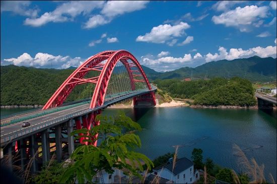 黄山,九华山,太平湖是中国乃至世界的风景名胜,太平湖大桥连接了黄山