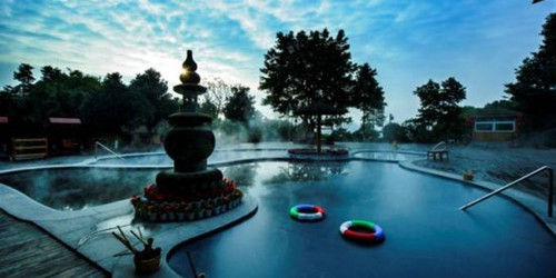 罗浮山温泉位于四川绵阳市安县桑枣镇罗浮山东麓,温泉水产于1500