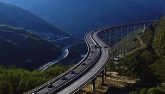 云端上的高速公路 围观中国最美天路(组图)