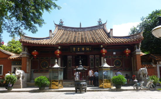 寺前绿榕垂荫,水光潋滟;东为工人文化宫,西邻泉州府孔庙,明伦堂等古