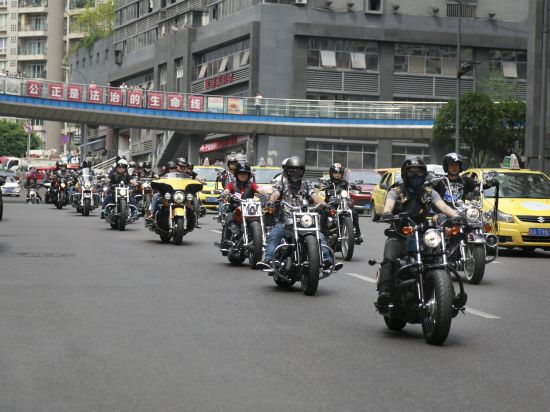 美国队长骑哈雷驾临北城 人气火爆引市民围观