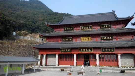 灵峰禅寺号称"第一灵山" 的灵峰禅寺,座落在宁波北仑区大碶街道的灵峰