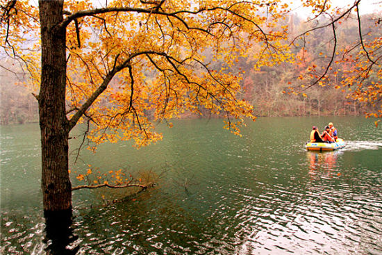 中国 贵州 正文   红枫湖作为贵州西线旅游的第一站,在这里既可以欣赏
