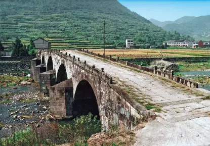 宁海县胡陈乡西张村的戊己桥,建在胡陈港尾部中堡溪的溪滩上,俗称四十