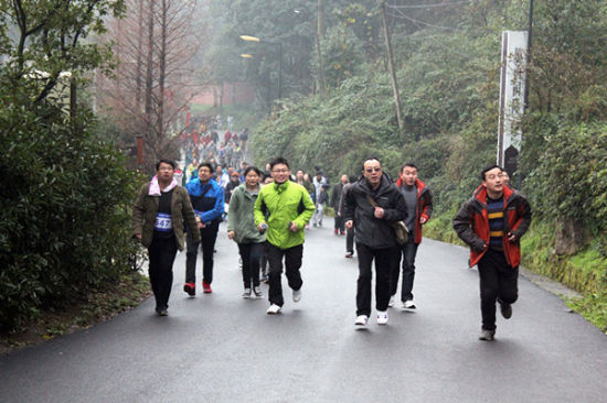 迎新登高 千名健身爱好者共攀古剑山