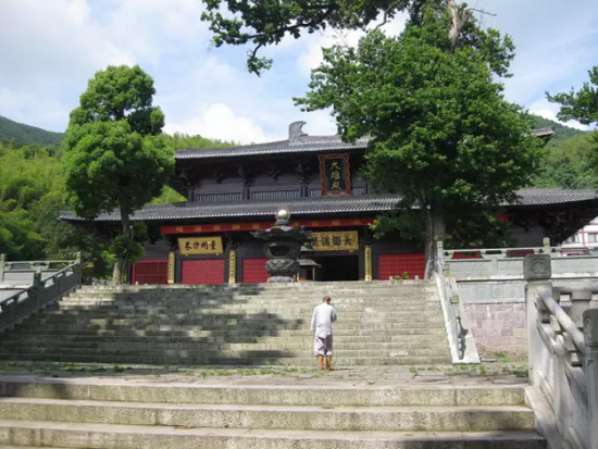 北宋时,真宗敕赐"金峨山真相禅寺"额匾,罗汉院改名"真相禅寺",金峨