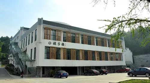 配图配图四明中学宁波市四明中学是由港胞捐资助建的宁波市教育局