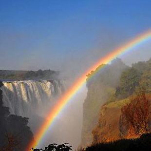 彩虹依偎在气势磅礴的大瀑布旁,构成奇妙的景观