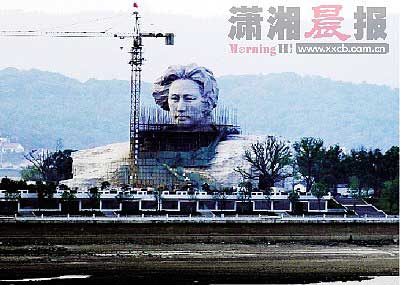 2009年11月1日下午,橘子洲头的毛泽东雕塑已经初现雏形。1925年,青年毛泽东在橘子洲头满怀激情地写下了《沁园春·长沙》。记者赵尚渝摄