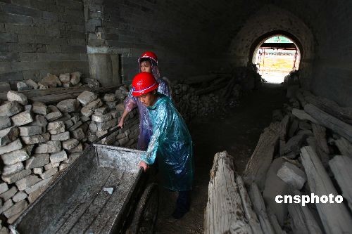 7月17日,已经有五百年历史的明十三陵茂陵启动历史上规模最大的修缮,工程投资1200多万元,预计明年完工。 中新社发 富田 摄