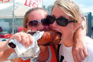 好滋味 美国美女感恩节分享大火鸡