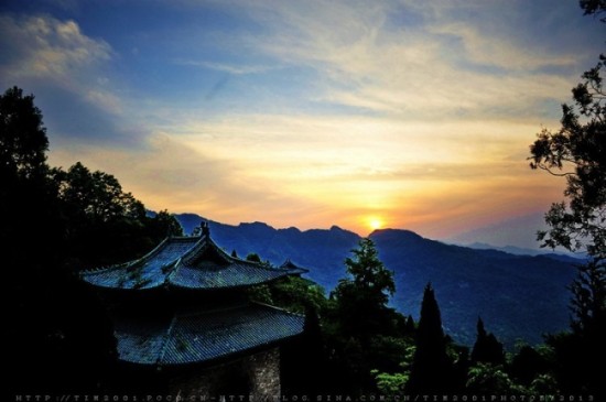 避暑消夏何足道 与君同游武当山